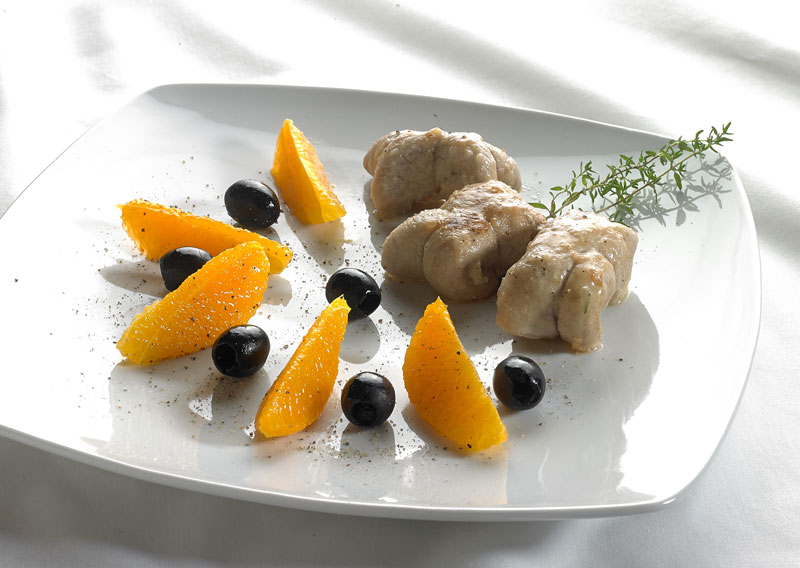 Involtini di vitello con Taleggio DOP e timo e insalata di arance e olive nere
